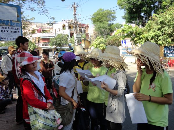 Khóa Tu Mùa Hè tại Bình Định Ngày Đầu Với Hội Cắm Hoa Dâng Phật