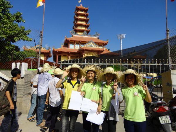 Khóa Tu Mùa Hè tại Bình Định Ngày Đầu Với Hội Cắm Hoa Dâng Phật