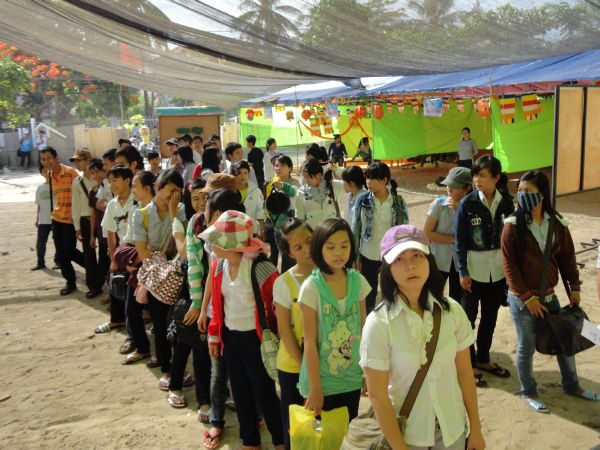 Khóa Tu Mùa Hè tại Bình Định Ngày Đầu Với Hội Cắm Hoa Dâng Phật