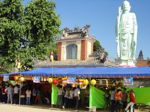 Khóa Tu Mùa Hè tại Bình Định Ngày Đầu Với Hội Cắm Hoa Dâng Phật