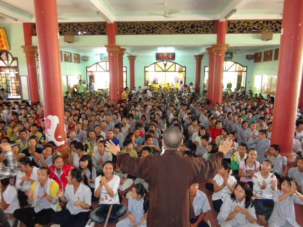 Khóa Tu Mùa Hè tại Bình Định Ngày Đầu Với Hội Cắm Hoa Dâng Phật