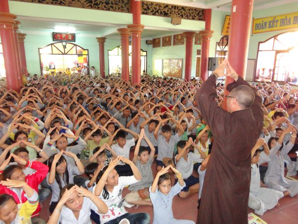 Khóa Tu Mùa Hè tại Bình Định Ngày Đầu Với Hội Cắm Hoa Dâng Phật