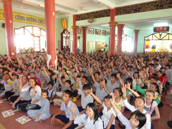 Khóa Tu Mùa Hè tại Bình Định Ngày Đầu Với Hội Cắm Hoa Dâng Phật