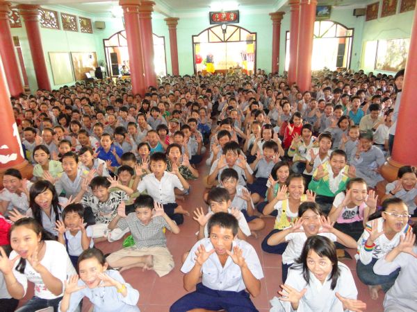 Khóa Tu Mùa Hè tại Bình Định Ngày Đầu Với Hội Cắm Hoa Dâng Phật