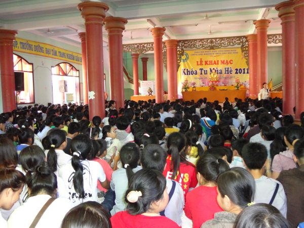 Khóa Tu Mùa Hè tại Bình Định Ngày Đầu Với Hội Cắm Hoa Dâng Phật