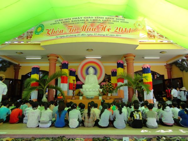Khóa Tu Mùa Hè tại Bình Định Ngày Đầu Với Hội Cắm Hoa Dâng Phật