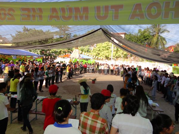 Khóa Tu Mùa Hè tại Bình Định Ngày Đầu Với Hội Cắm Hoa Dâng Phật