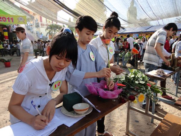 Khóa Tu Mùa Hè tại Bình Định Ngày Đầu Với Hội Cắm Hoa Dâng Phật