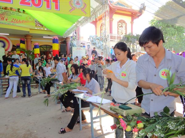 Khóa Tu Mùa Hè tại Bình Định Ngày Đầu Với Hội Cắm Hoa Dâng Phật