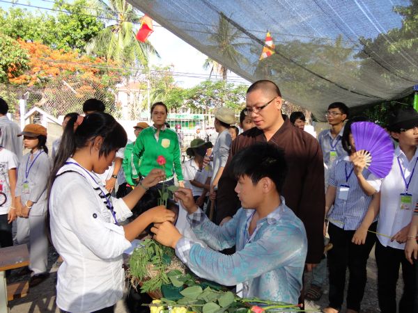 Khóa Tu Mùa Hè tại Bình Định Ngày Đầu Với Hội Cắm Hoa Dâng Phật