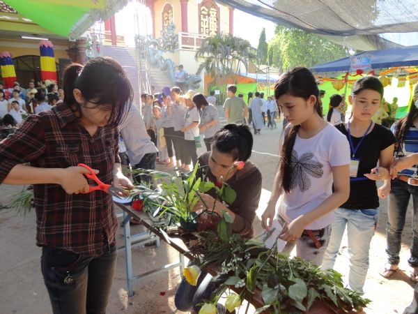 Khóa Tu Mùa Hè tại Bình Định Ngày Đầu Với Hội Cắm Hoa Dâng Phật