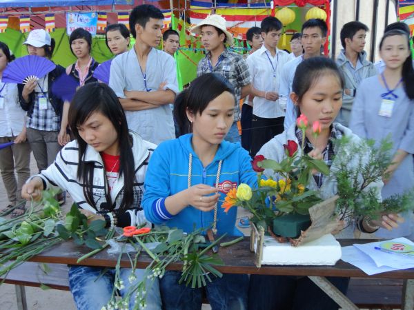 Khóa Tu Mùa Hè tại Bình Định Ngày Đầu Với Hội Cắm Hoa Dâng Phật