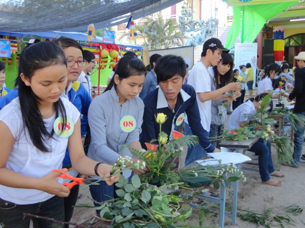 Khóa Tu Mùa Hè tại Bình Định Ngày Đầu Với Hội Cắm Hoa Dâng Phật