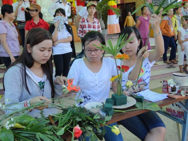 Khóa Tu Mùa Hè tại Bình Định Ngày Đầu Với Hội Cắm Hoa Dâng Phật