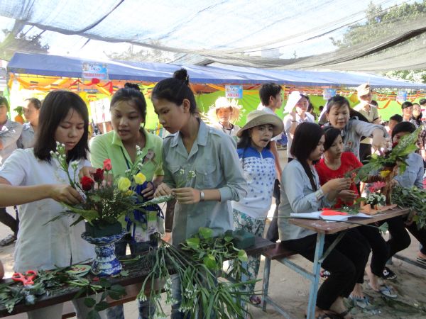 Khóa Tu Mùa Hè tại Bình Định Ngày Đầu Với Hội Cắm Hoa Dâng Phật