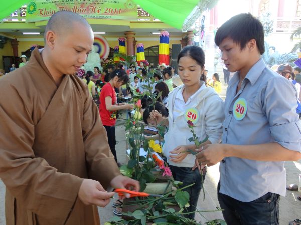 Khóa Tu Mùa Hè tại Bình Định Ngày Đầu Với Hội Cắm Hoa Dâng Phật