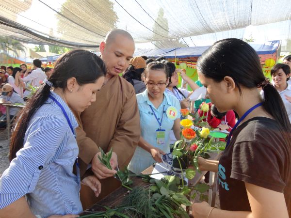 Khóa Tu Mùa Hè tại Bình Định Ngày Đầu Với Hội Cắm Hoa Dâng Phật