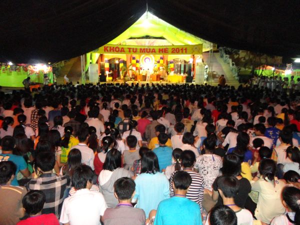 Hùng Tráng Đêm Thắp Nến Tri Ân Tại Khóa Tu Mùa Hè – Bình Định