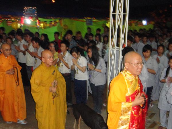 Hùng Tráng Đêm Thắp Nến Tri Ân Tại Khóa Tu Mùa Hè – Bình Định