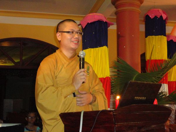 Hùng Tráng Đêm Thắp Nến Tri Ân Tại Khóa Tu Mùa Hè – Bình Định