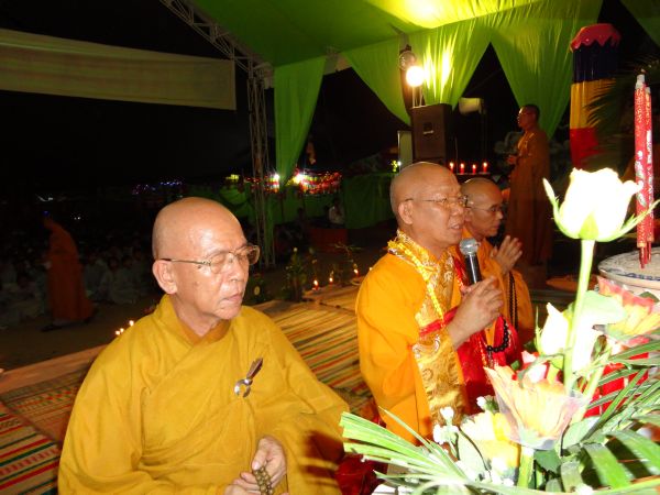 Hùng Tráng Đêm Thắp Nến Tri Ân Tại Khóa Tu Mùa Hè – Bình Định