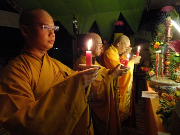 Hùng Tráng Đêm Thắp Nến Tri Ân Tại Khóa Tu Mùa Hè – Bình Định