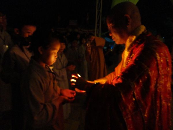 Hùng Tráng Đêm Thắp Nến Tri Ân Tại Khóa Tu Mùa Hè – Bình Định