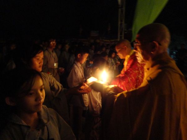 Hùng Tráng Đêm Thắp Nến Tri Ân Tại Khóa Tu Mùa Hè – Bình Định