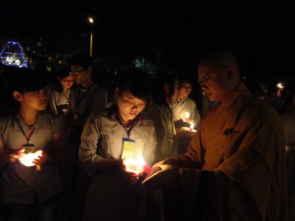 Hùng Tráng Đêm Thắp Nến Tri Ân Tại Khóa Tu Mùa Hè – Bình Định