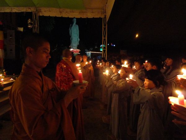 Hùng Tráng Đêm Thắp Nến Tri Ân Tại Khóa Tu Mùa Hè – Bình Định