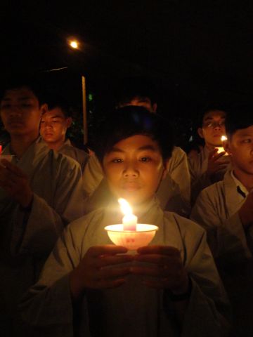 Hùng Tráng Đêm Thắp Nến Tri Ân Tại Khóa Tu Mùa Hè – Bình Định