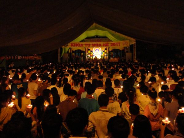 Hùng Tráng Đêm Thắp Nến Tri Ân Tại Khóa Tu Mùa Hè – Bình Định