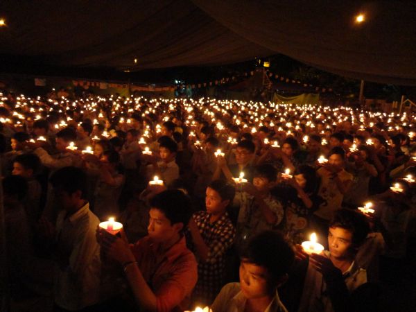 Hùng Tráng Đêm Thắp Nến Tri Ân Tại Khóa Tu Mùa Hè – Bình Định