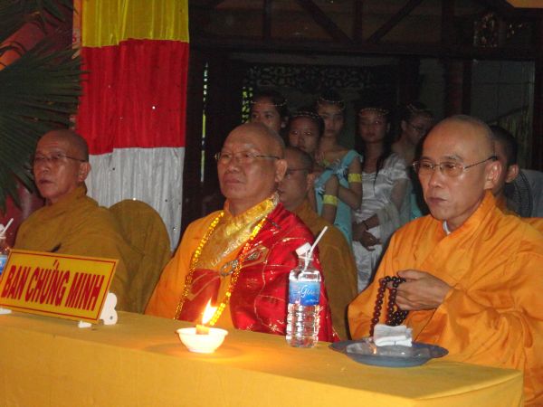 Hùng Tráng Đêm Thắp Nến Tri Ân Tại Khóa Tu Mùa Hè – Bình Định