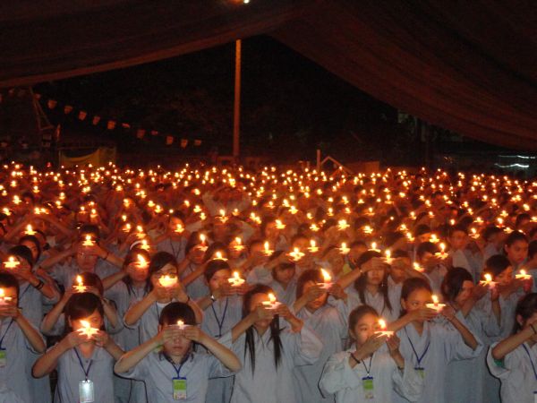 Hùng Tráng Đêm Thắp Nến Tri Ân Tại Khóa Tu Mùa Hè – Bình Định