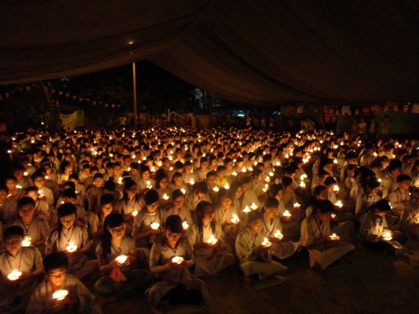 Hùng Tráng Đêm Thắp Nến Tri Ân Tại Khóa Tu Mùa Hè – Bình Định