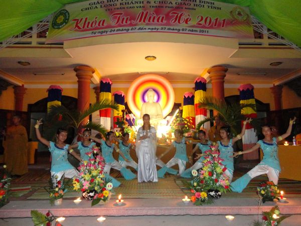 Hùng Tráng Đêm Thắp Nến Tri Ân Tại Khóa Tu Mùa Hè – Bình Định