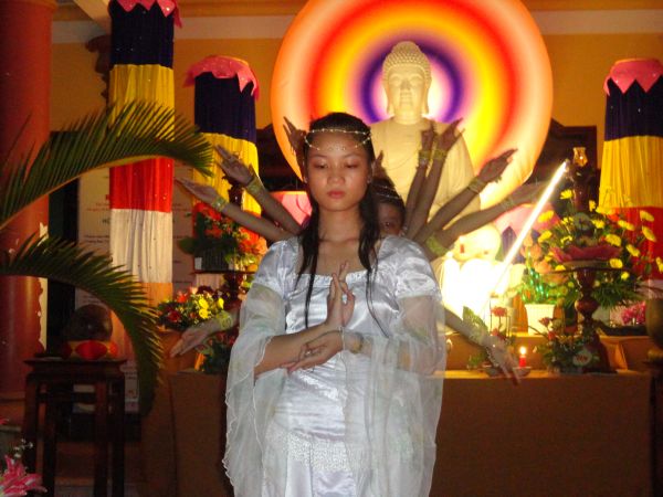 Hùng Tráng Đêm Thắp Nến Tri Ân Tại Khóa Tu Mùa Hè – Bình Định