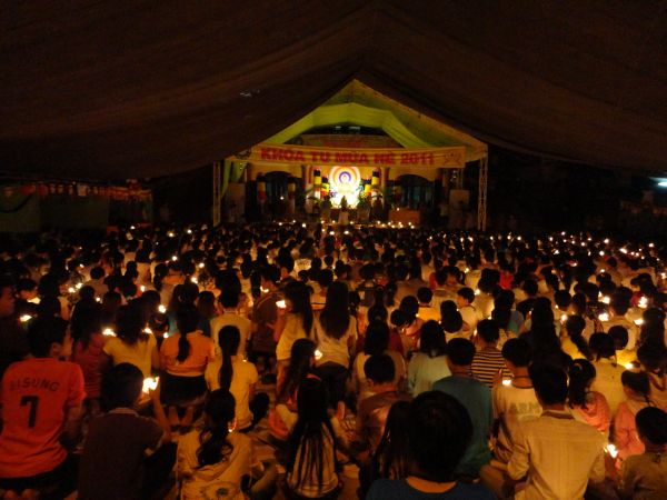 Hùng Tráng Đêm Thắp Nến Tri Ân Tại Khóa Tu Mùa Hè – Bình Định