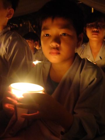 Hùng Tráng Đêm Thắp Nến Tri Ân Tại Khóa Tu Mùa Hè – Bình Định