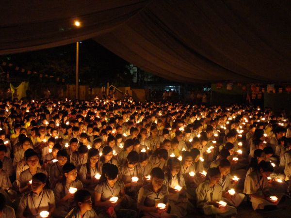 Hùng Tráng Đêm Thắp Nến Tri Ân Tại Khóa Tu Mùa Hè – Bình Định