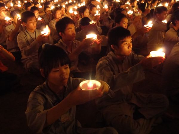 Hùng Tráng Đêm Thắp Nến Tri Ân Tại Khóa Tu Mùa Hè – Bình Định