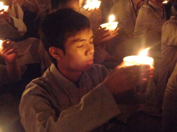 Hùng Tráng Đêm Thắp Nến Tri Ân Tại Khóa Tu Mùa Hè – Bình Định