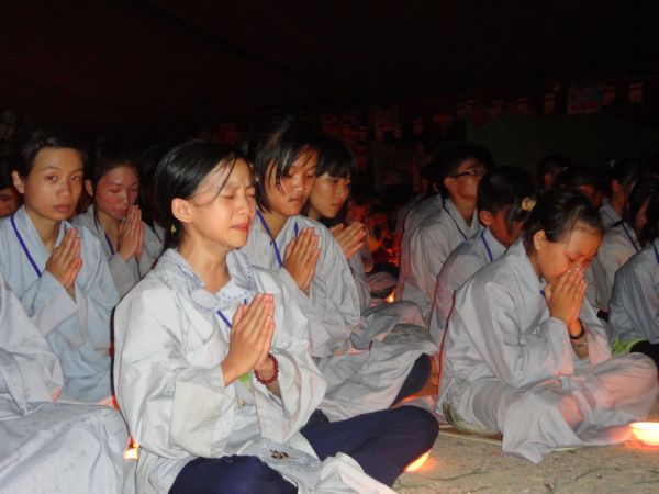 Hùng Tráng Đêm Thắp Nến Tri Ân Tại Khóa Tu Mùa Hè – Bình Định