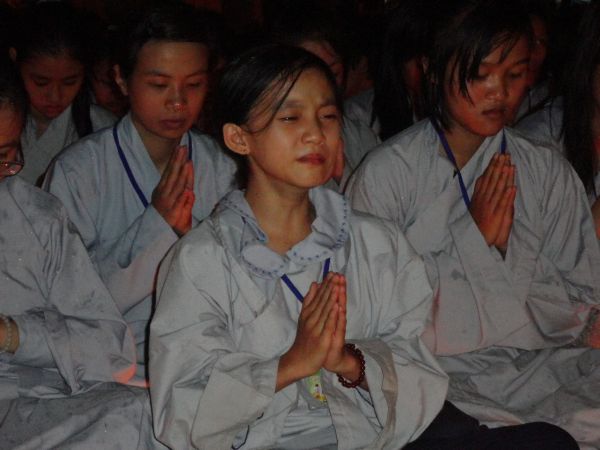 Hùng Tráng Đêm Thắp Nến Tri Ân Tại Khóa Tu Mùa Hè – Bình Định