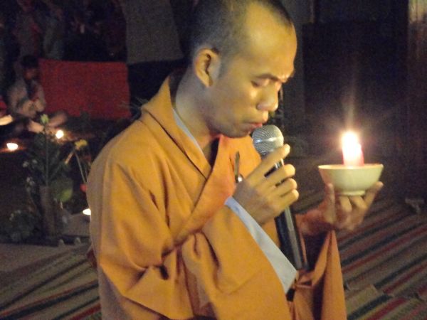 Hùng Tráng Đêm Thắp Nến Tri Ân Tại Khóa Tu Mùa Hè – Bình Định