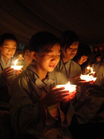 Hùng Tráng Đêm Thắp Nến Tri Ân Tại Khóa Tu Mùa Hè – Bình Định