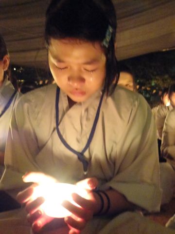 Hùng Tráng Đêm Thắp Nến Tri Ân Tại Khóa Tu Mùa Hè – Bình Định