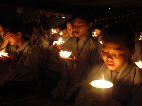 Hùng Tráng Đêm Thắp Nến Tri Ân Tại Khóa Tu Mùa Hè – Bình Định