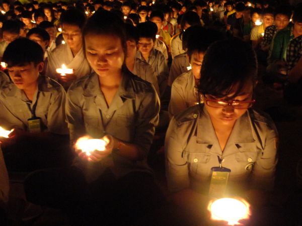 Hùng Tráng Đêm Thắp Nến Tri Ân Tại Khóa Tu Mùa Hè – Bình Định